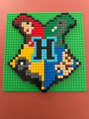 un gros plan d'une figurine Lego représentant une personne à moto