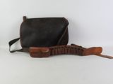 un sac à main noir avec une bandoulière marron et une poignée marron