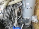 un tas de câbles et d'autres équipements électriques dans une pièce