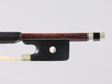 gros plan d'un archet de violon sur fond blanc