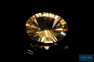 gros plan d'un diamant jaune sur une surface noire