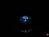 l'image d'une bille bleue dans l'obscurité