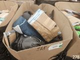 de nombreux cartons remplis d'objets, posés par terre