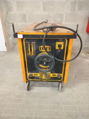 une machine jaune et noire posée sur un sol en béton