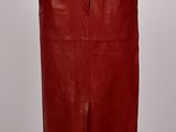 une jupe en cuir rouge sur un mannequin mannequin mannequin mannequin mannequin mannequin mannequin mannequin mannequin mannequin