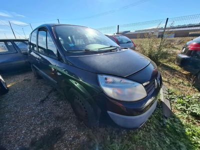 une photo d'une petite voiture noire garée sur un parking