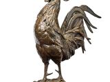statue en bronze représentant un coq posé sur un rocher, sur une table