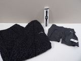 une chemise à imprimé léopard noir et gris, une chemise à imprimé léopard noir et blanc, une chemise à imprimé léopard noir et blanc, et une chemise à imprimé léopard noir, blanc et gris