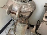 un appareil qui se trouve dans une cuisine, à côté d'une cuisinière