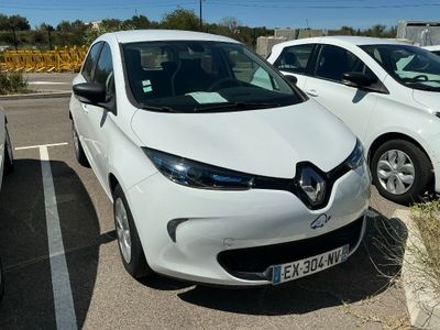 deux voitures blanches garées l'une à côté de l'autre sur un parking
