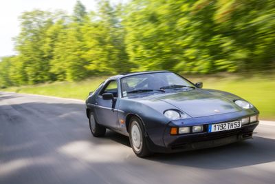 une voiture qui roule sur la route en journée