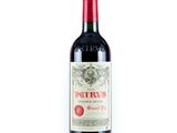 une bouteille de vin rouge posée sur une table blanche