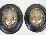 deux assiettes noires et dorées sur lesquelles figure l'image d'une femme
