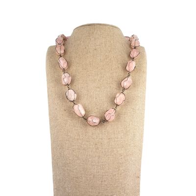 Lot comprenant un collier en métal argenté et galets polis d…