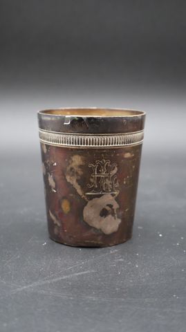 Timbale en argent (minerve) chiffrée. Poids brut : 99.9gr. H : 7....