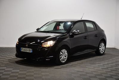 la photo d'une voiture noire sur un sol en damier