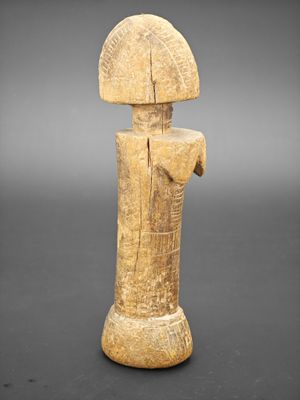 une statue en bois d'un homme avec un chapeau sur la tête