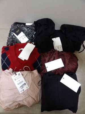 une pile de vêtements posée sur le sol