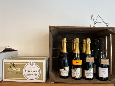 Plusieurs bouteilles de vin se trouvent dans une caisse en bois posée sur une étagère