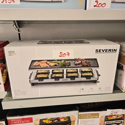 une boîte de nourriture posée sur une étagère du magasin