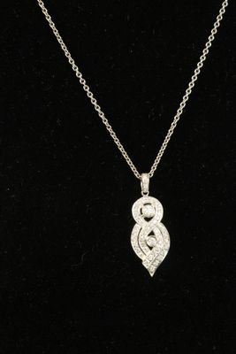 Pendentif en or gris 18 K (750) à décor d'entrelacs, serti d…