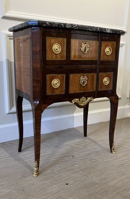 une petite commode avec un plateau en marbre