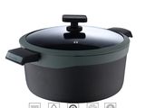 un gros plan d'une casserole noire avec un couvercle, sur fond blanc