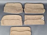 quatre morceaux de tissu beige posés sur une table