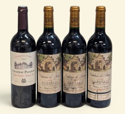 trois bouteilles de vin sont alignées sur une surface blanche