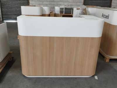 un comptoir d'accueil blanc et en bois dans un entrepôt