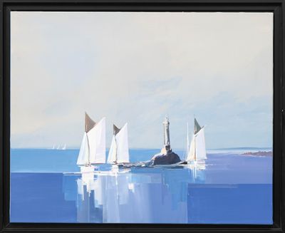 un tableau représentant des voiliers sur l'eau, avec un phare en arrière-plan