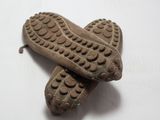 deux paires de chaussures posées sur une surface blanche
