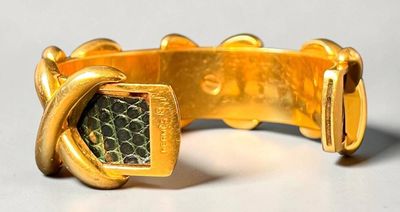 HERMÈS Bracelet jonc rigide en métal doré et cuir de lézard …