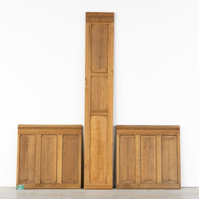 deux portes en bois et une armoire dans une pièce blanche
