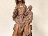statue en bois représentant une femme tenant un enfant sur ses genoux