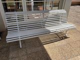 un banc blanc posé devant un immeuble
