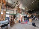 une grande pièce remplie de nombreuses palettes en bois