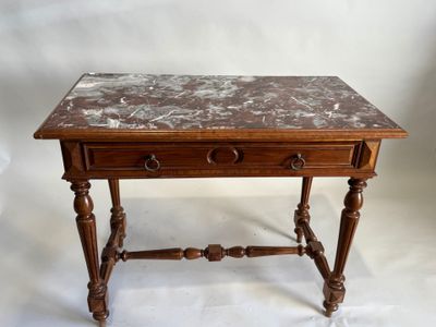 une vieille table en bois avec un plateau en marbre sur fond blanc