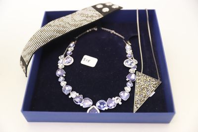 ensemble composé d'un collier et d'un bracelet, présenté dans un coffret bleu orné d'un ruban