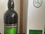 une bouteille de vin à côté d'un carton de vin