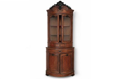 une armoire d'angle en bois avec une porte vitrée et deux tiroirs