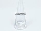une bague posée sur un verre transparent