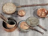 de nombreuses casseroles et poêles qui traînent par terre