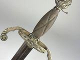 une épée ancienne dont la lame est ornée d'une tête de lion