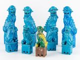 un ensemble de figurines bleues posées sur des boîtes