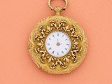 une montre de poche en or avec un cadran blanc sur fond rose