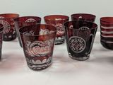 de nombreux verres alignés sur une table