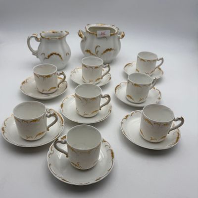 Plusieurs tasses et soucoupes sont disposées sur une surface blanche