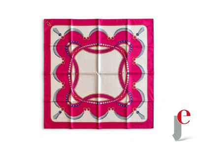 foulard carré rose et blanc, orné d'un motif de fleurs et de feuilles
