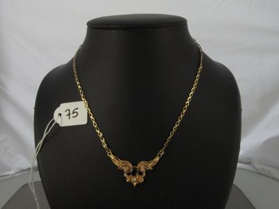 une photo d'un collier sur un mannequin, avec une étiquette de prix